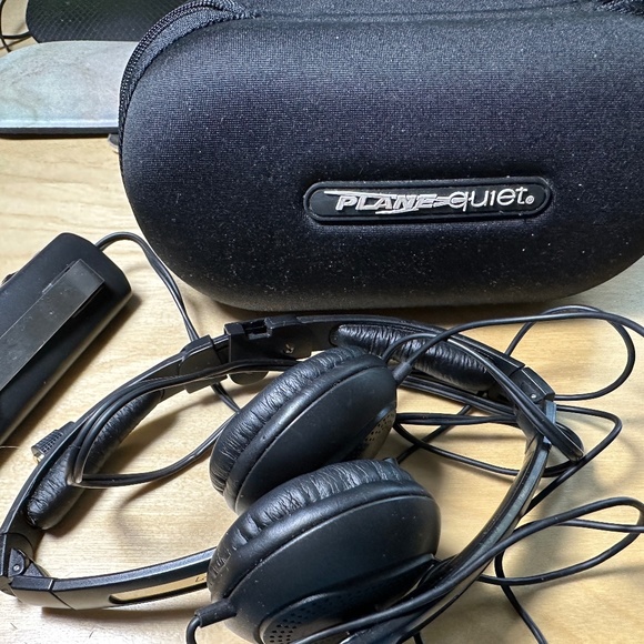 Noise Cancelling Headphones - Picture 1 of 5